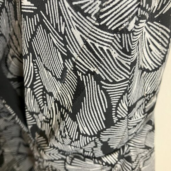 ASTR Mariah Ruched Floral Print Midi Dress in Black/White Medium - Picture 6 of 6